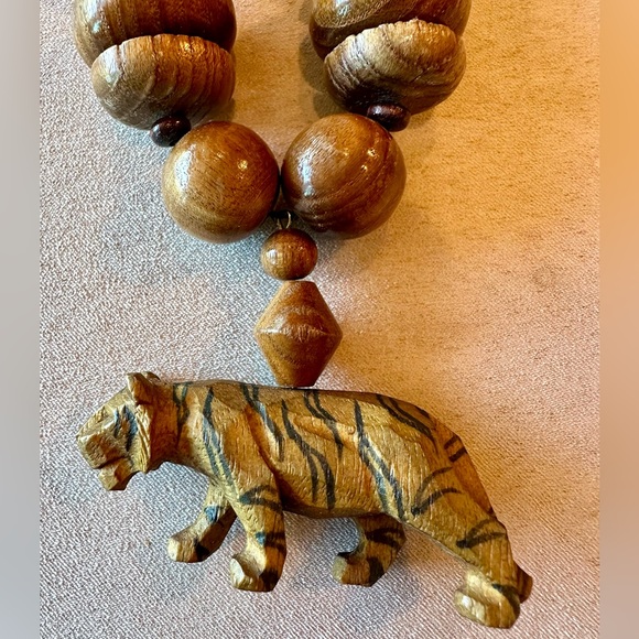 Tiger Vintage Wooden Bead Necklace with screw clasp. Hand carved Tiger bead. EUC - Picture 4 of 16